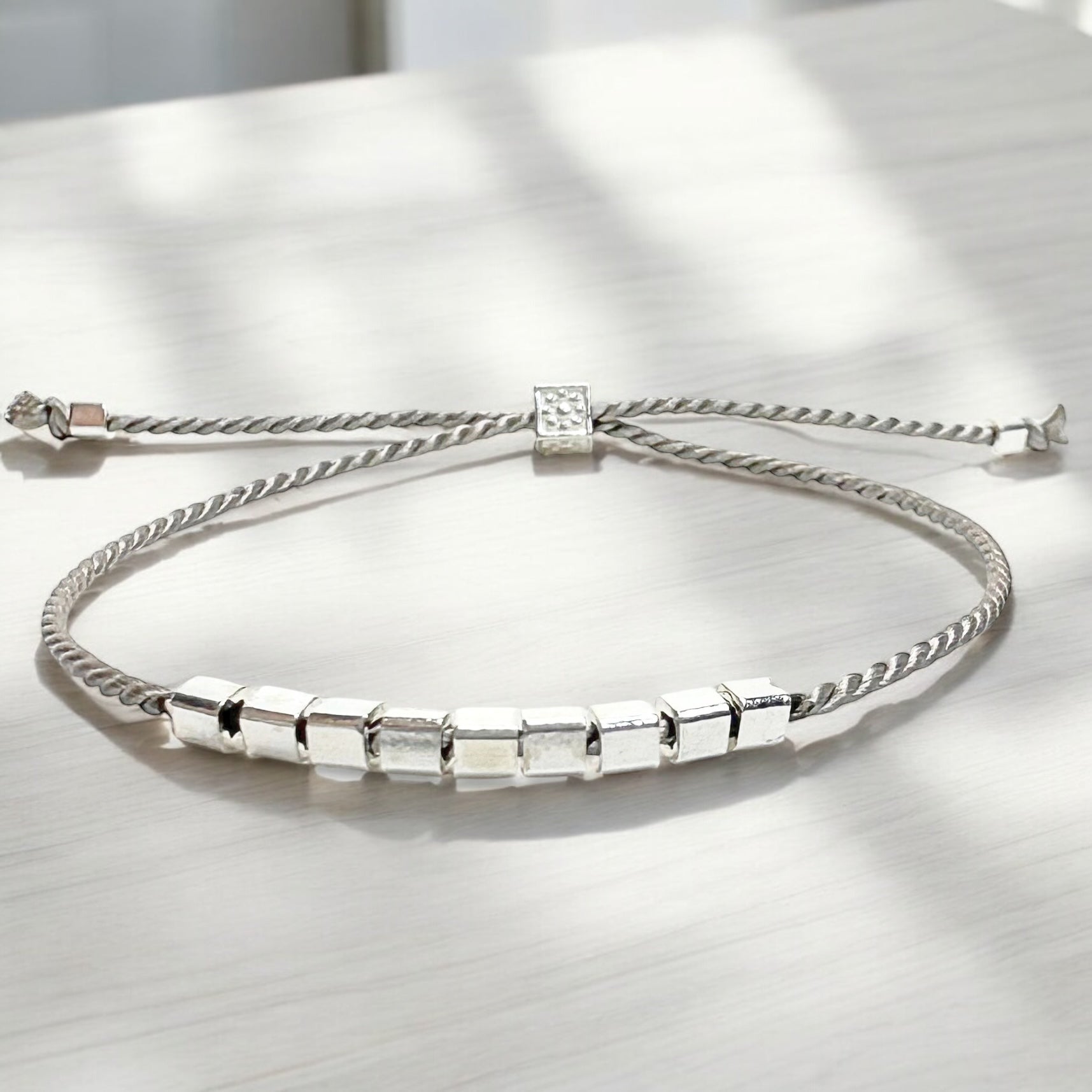 Bracelet de cubes d’argent sterling 9.25 et soie naturelle