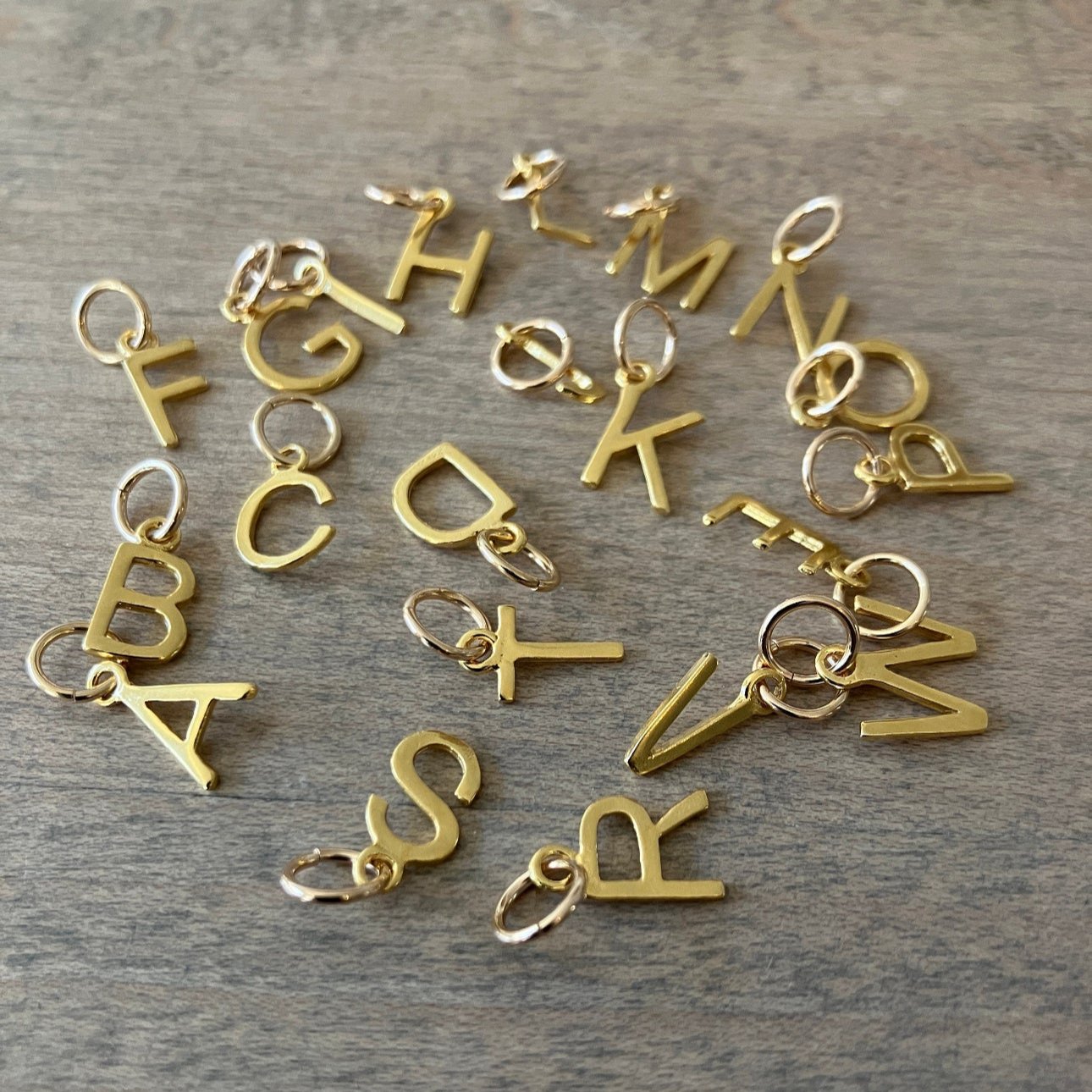 Bracelet à personnaliser 14k Billes et breloques en or rempli 14k avec 4 breloques au choix, extensible