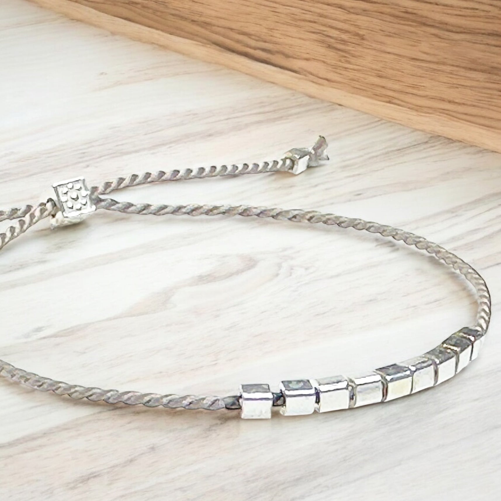 Bracelet de cubes d’argent sterling 9.25 et soie naturelle