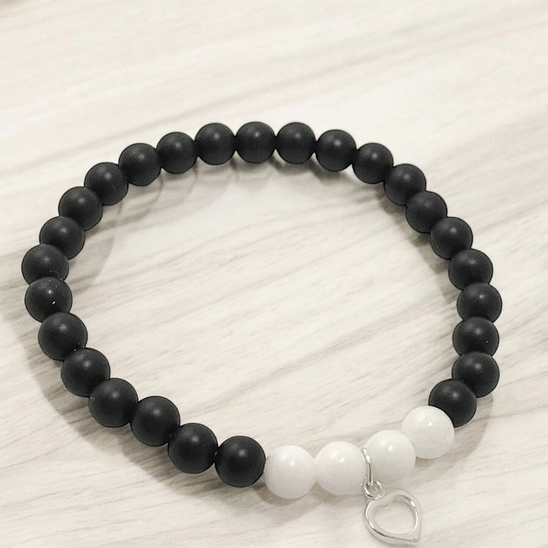 Bracelet en onyx noir et jade blanc avec breloque en argent sterling 9.25