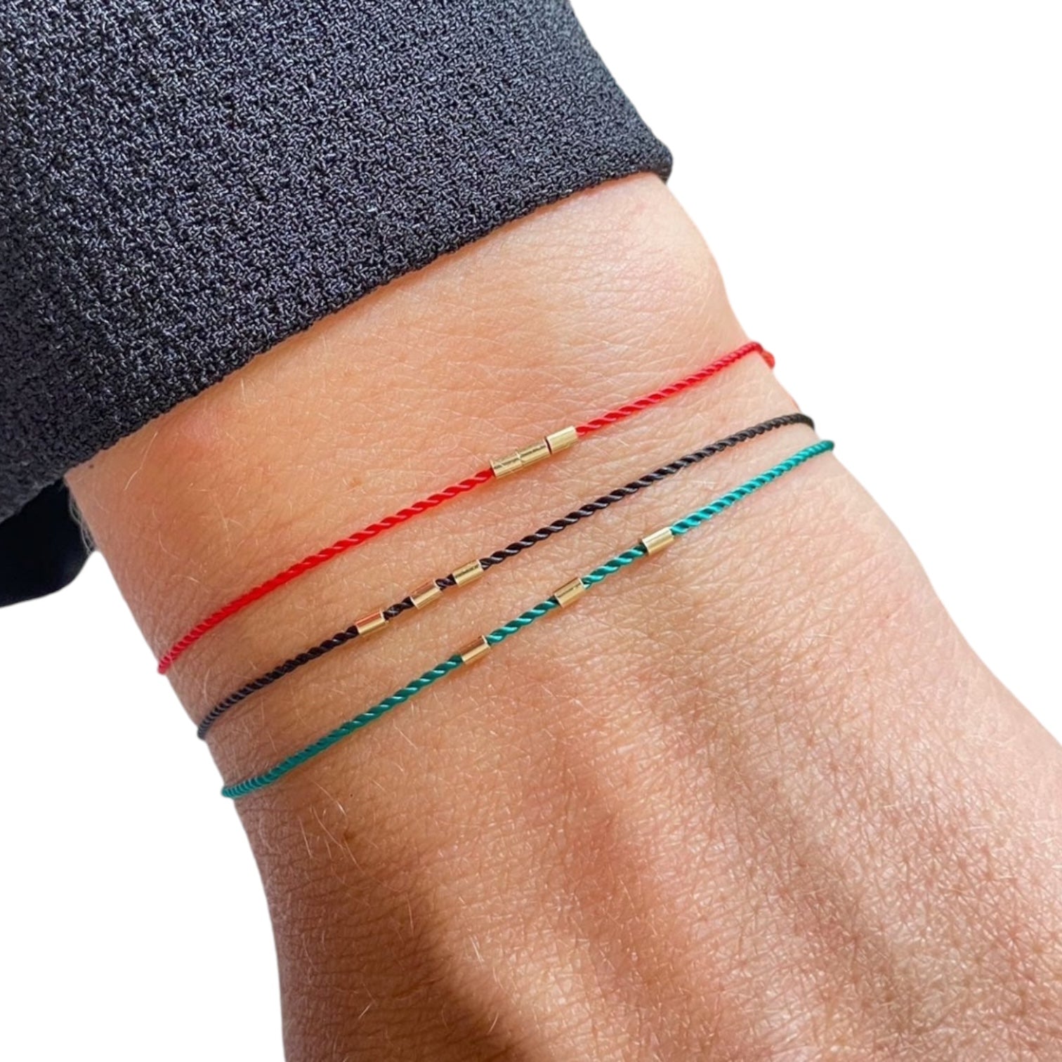 Petits tubes d’or massif 18k sur corde de soie naturelle