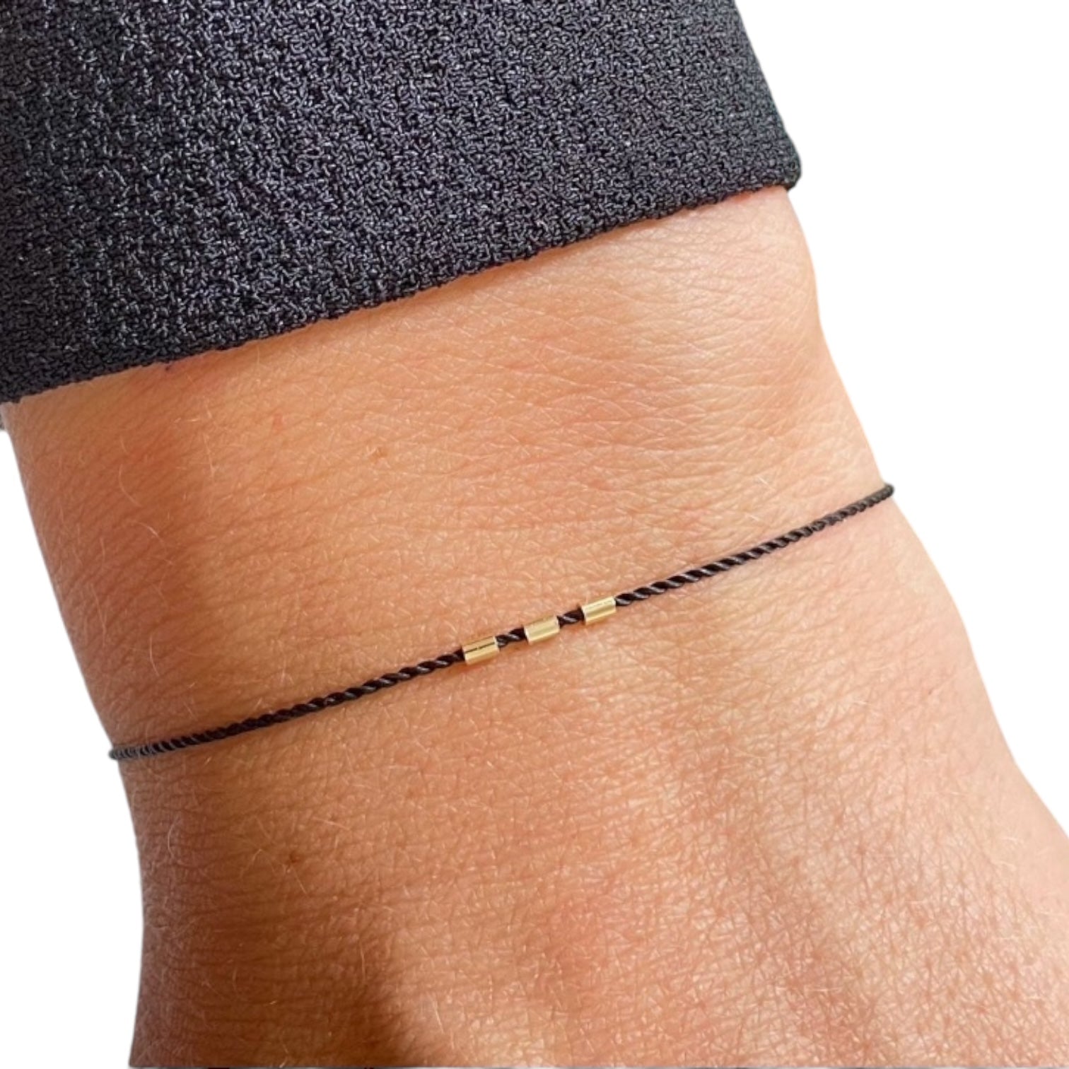 Petits tubes d’or massif 18k sur corde de soie naturelle