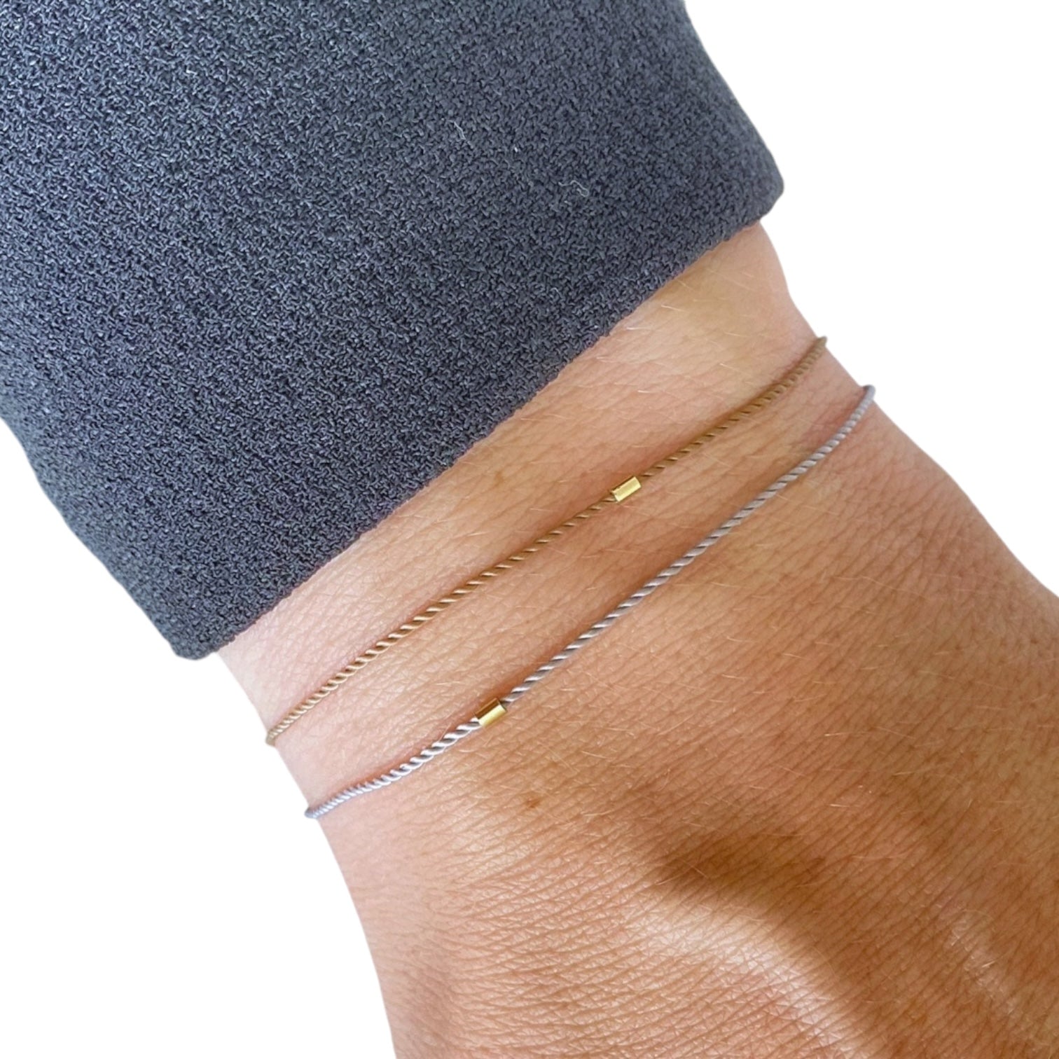 Petits tubes d’or massif 18k sur corde de soie naturelle